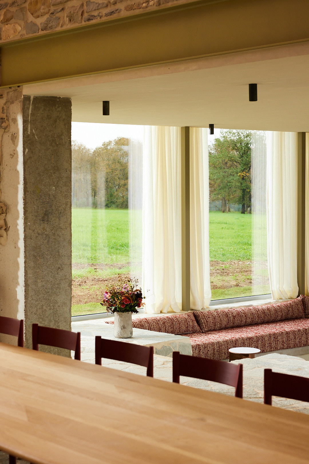 Maison Oscar — eetzaal met uitzicht op het veld