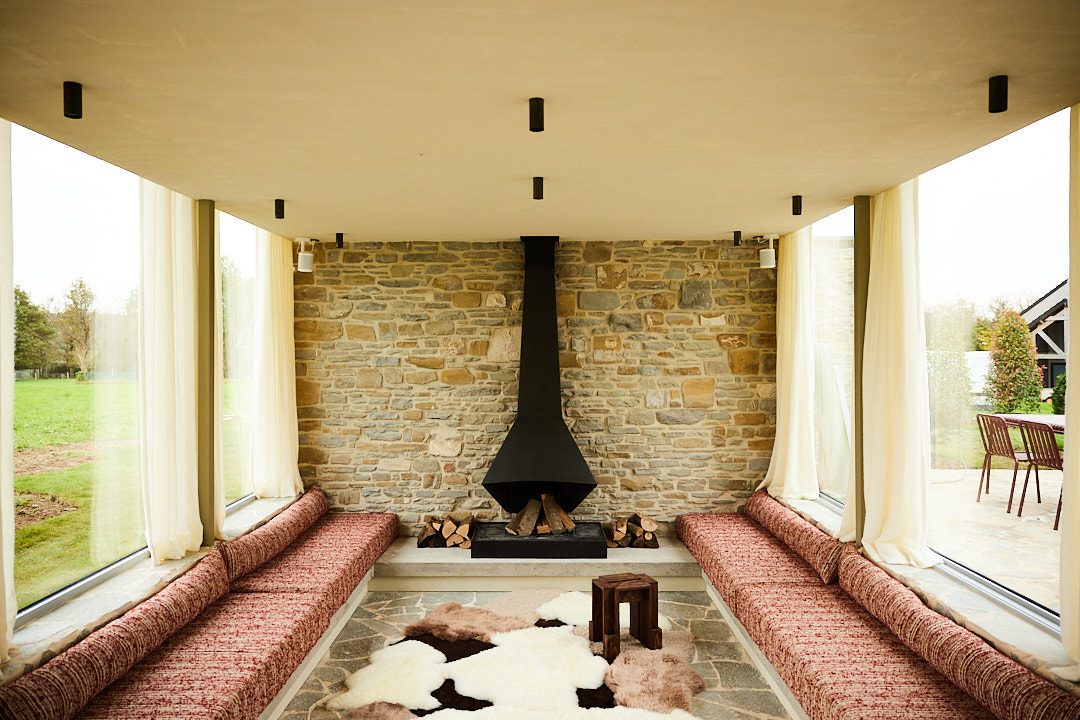 Maison Oscar — leefruimte met haard